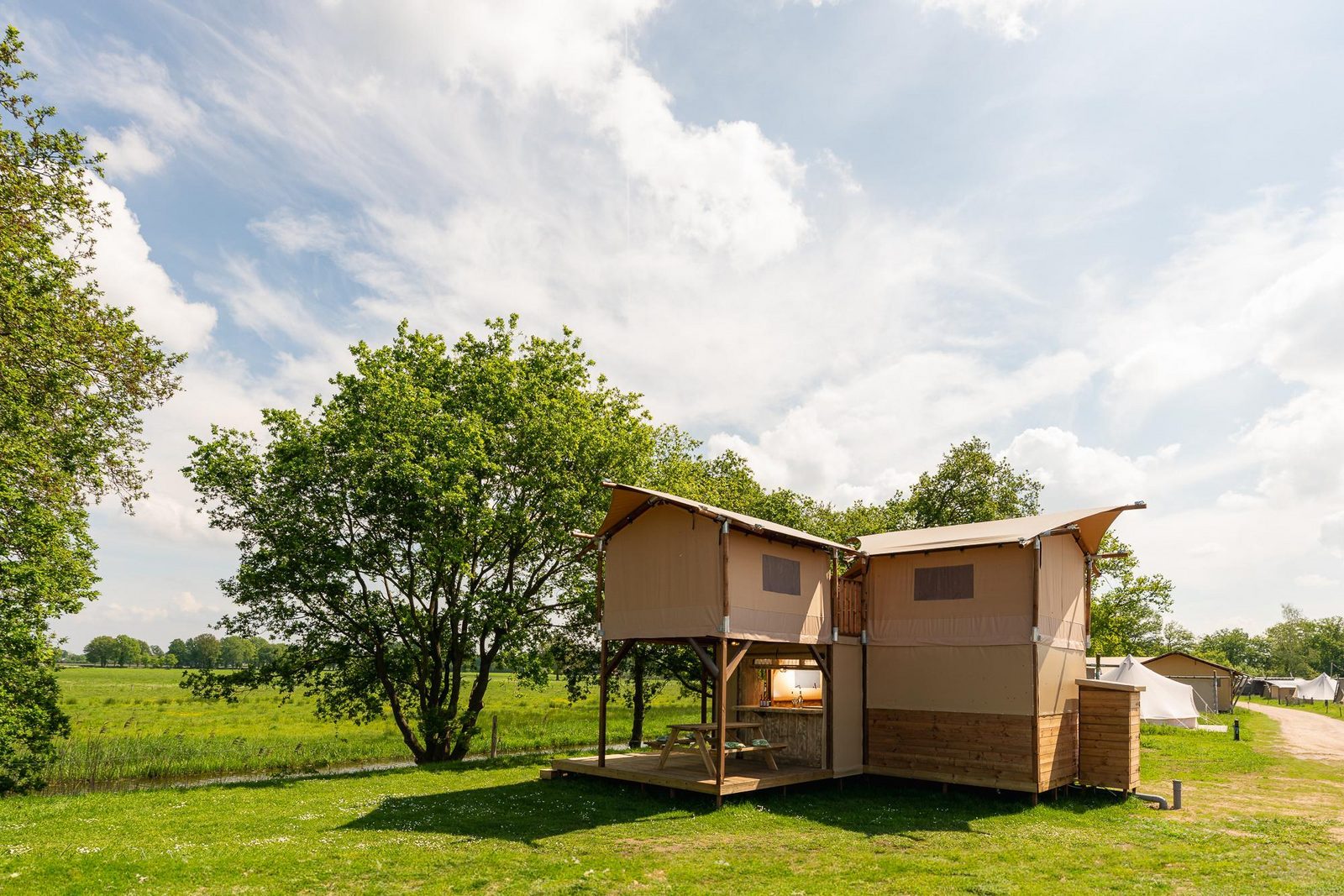 Treehouse tent at the Regge with private sanitary facilities | 6 people in Zuna -6 personen