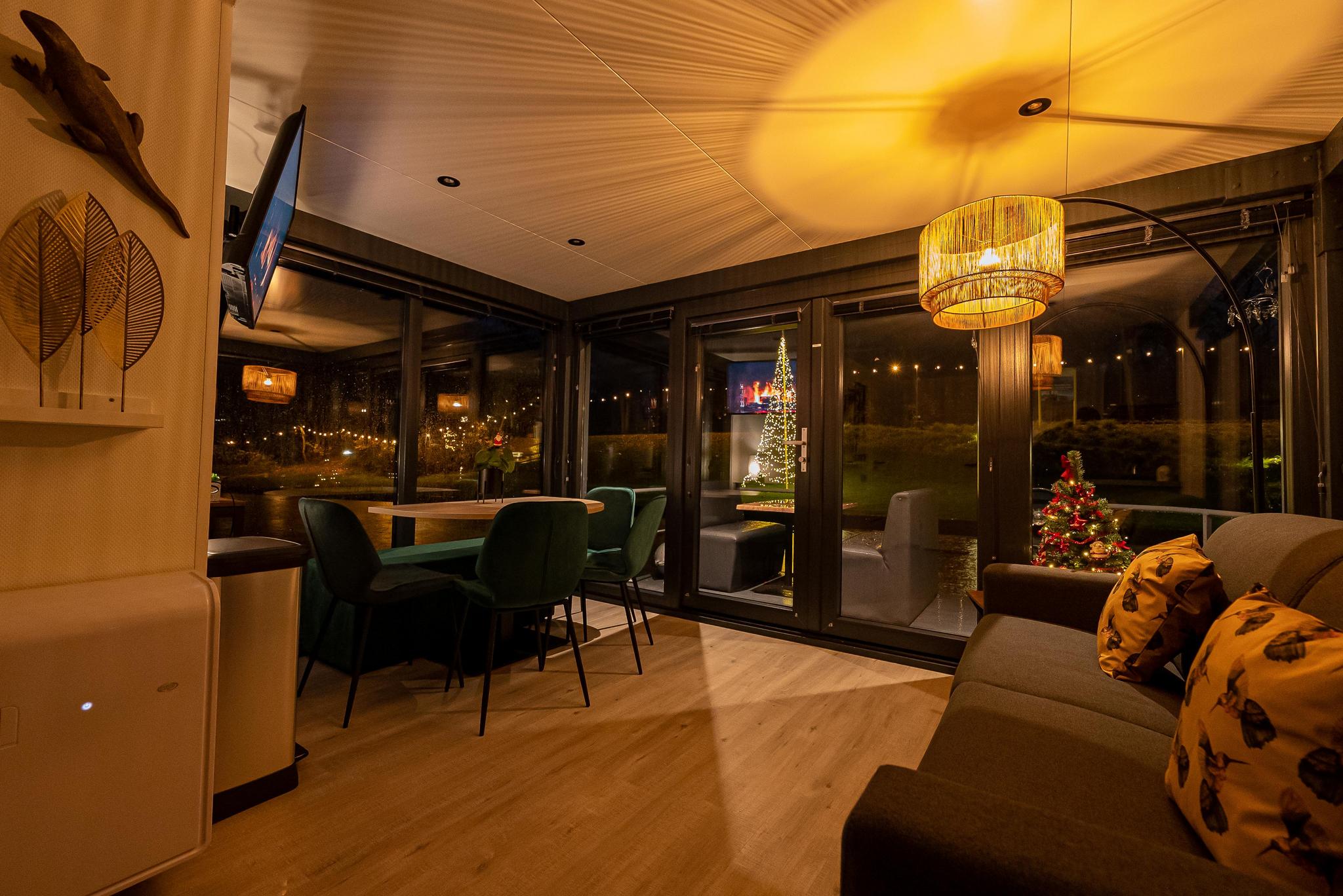 Houseboat Marina Mookerplas 4-6 persons (roof terrace) in Middelaar -6 personen