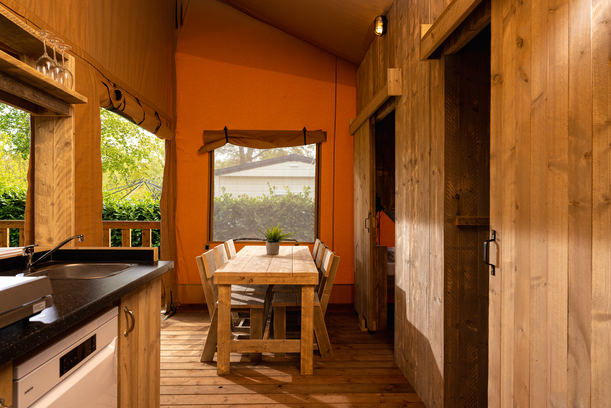 Safari tent 'the bartenter' with private sanitary facilities | 5 pers. in Zuna -5 personen