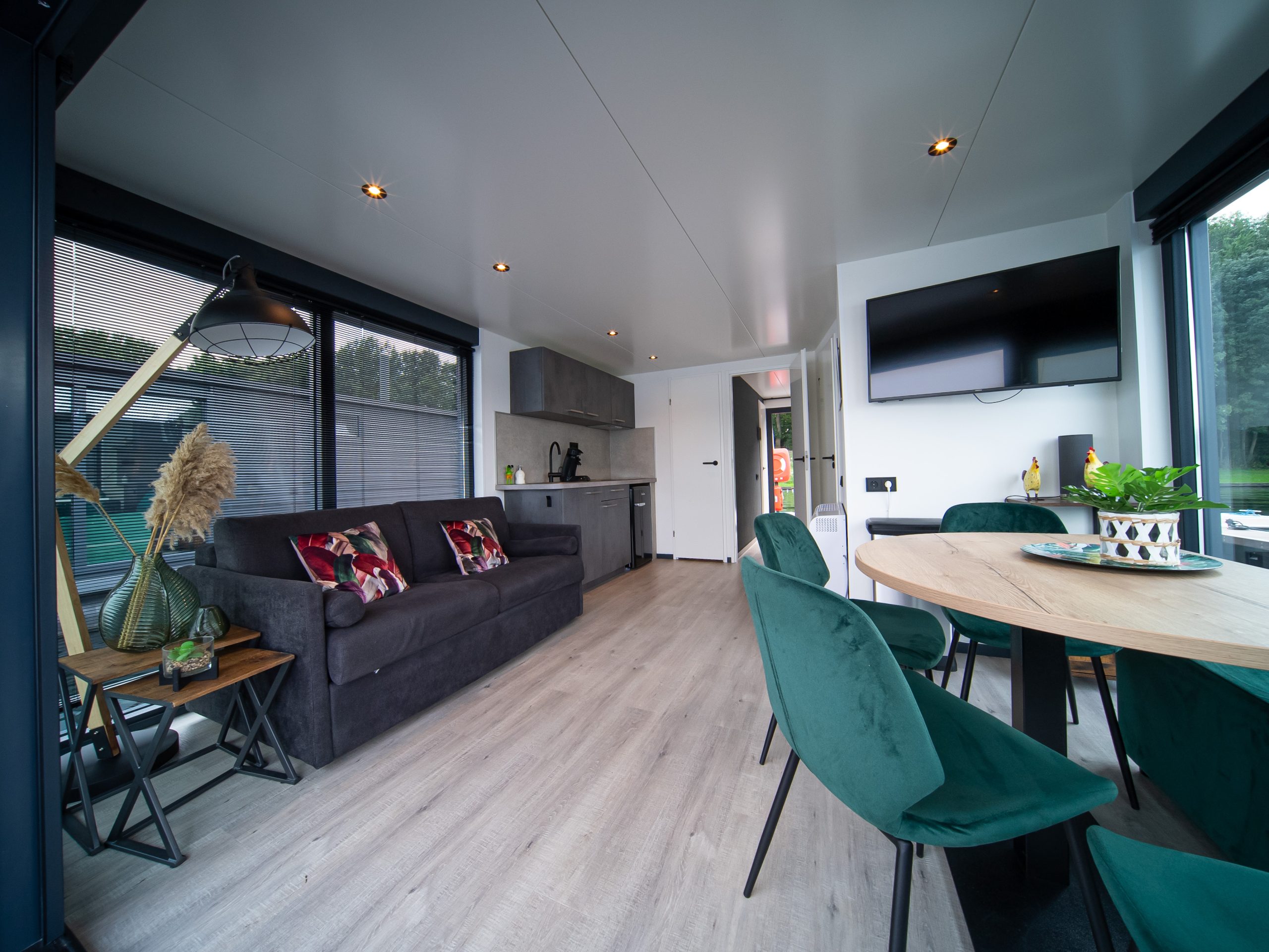 Houseboat Marina Mookerplas 4-6 persons (roof terrace and Hottub) in Middelaar -6 personen