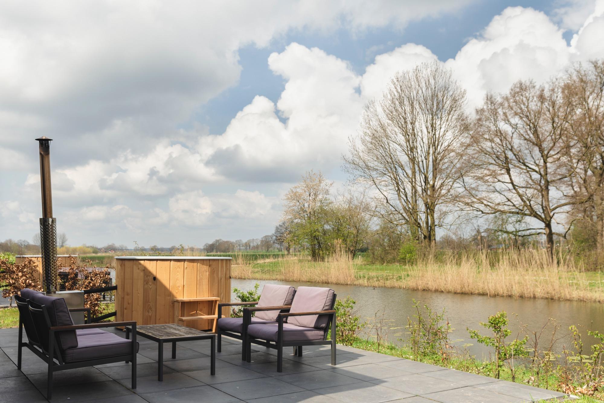 River Cabin with hot tub | 4 pers. in Zuna -4 personen