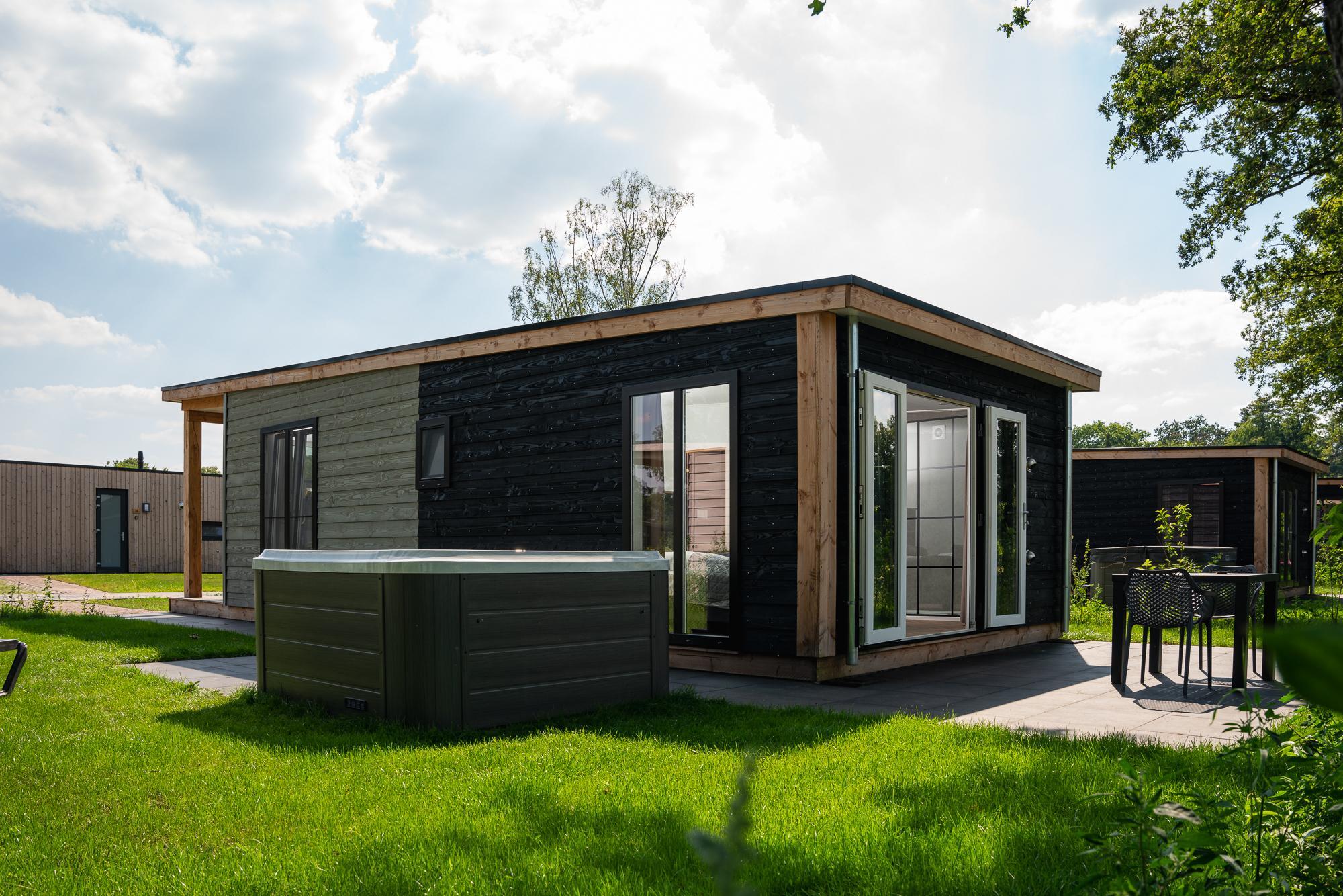 Panorama Wellness Lodge | jacuzzi, sauna and sunshower | 2 persons in Rijssen -2 personen